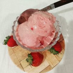 Strawberry ice cream with custard A picture of Strawberry ice cream with custard.