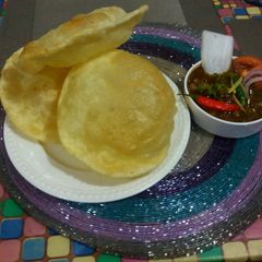 A picture of Bhature & chole.