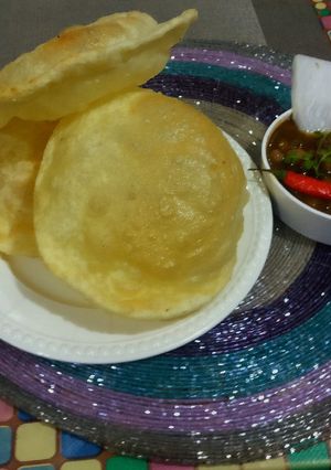 A picture of Bhature & chole.