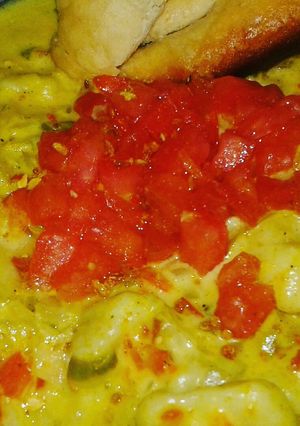 Una foto de Ñoquis de batata con salsa de curry y zanahorias👌