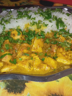 Una foto de Pollo al curry con arroz