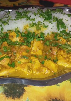 Una foto de Pollo al curry con arroz