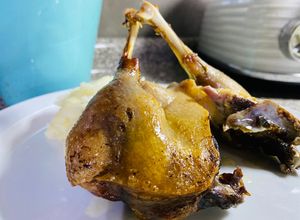 Una foto de Pato asado con toques de mostaza