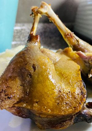 Una foto de Pato asado con toques de mostaza