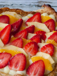 Una foto de Tarta de hojaldre y crema con frutas
