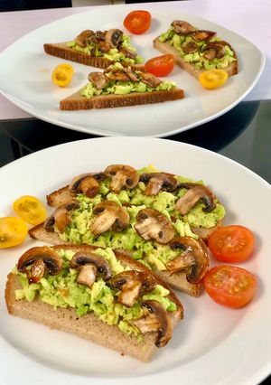 Une photo de Tartine avocat -champignons de Paris