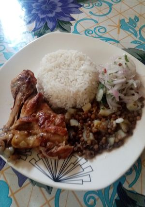 Una foto de Lentejitas con pollo frito