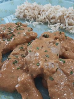 Una foto de Solomillo en salsa de verduras con arroz