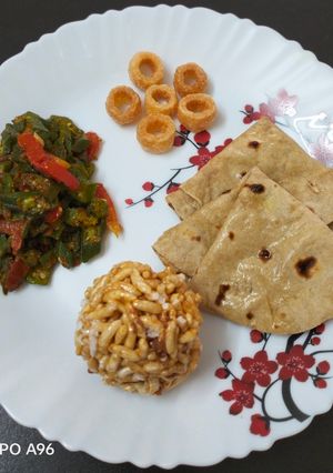 लहसुनी भिंडी की सब्जी और रोटी रेसिपी मुख्य फोटो