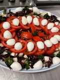Salade de trévise aux tomates, carottes violettes et mozzarella