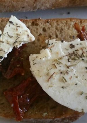 Une photo de Tartine tomates séchées et fromage de chèvre