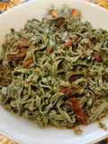 Tagliatelles vertes aux anchois, ail, tomates et persil