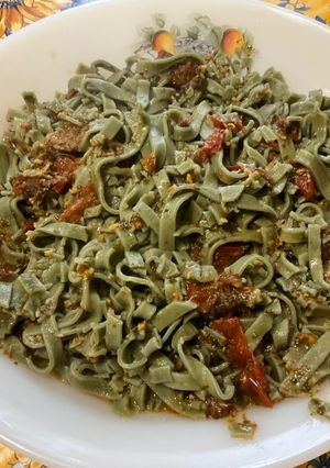 Une photo de Tagliatelles vertes aux anchois, ail, tomates et persil