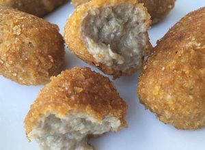 Una foto de Croquetes d'ànec rostit amb peres i pinyons 🍐