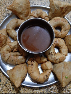 સ્પાઈસી ડોનટ/વેજ.પનીર રીંગ સમોસા રેસીપી મુખ્ય ફોટો