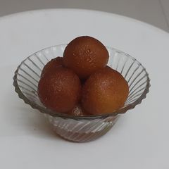 A picture of Gulab jamun.