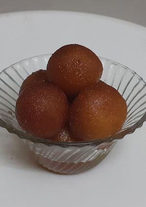 A picture of Gulab jamun.
