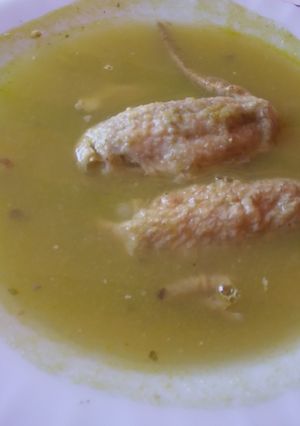 Una foto de Caldito de zapallo con alitas de pollo