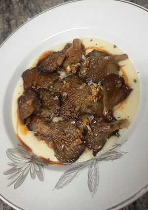 Una foto de Cama de puré de patata con setas a la plancha