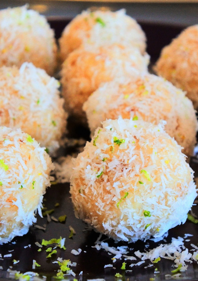 Una foto de Bolitas de limón, lima y coco 🍋 🥥