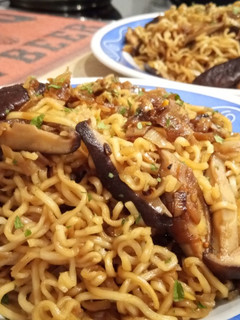 Una foto de Wok de noodles con setas shiitake a la mantequilla