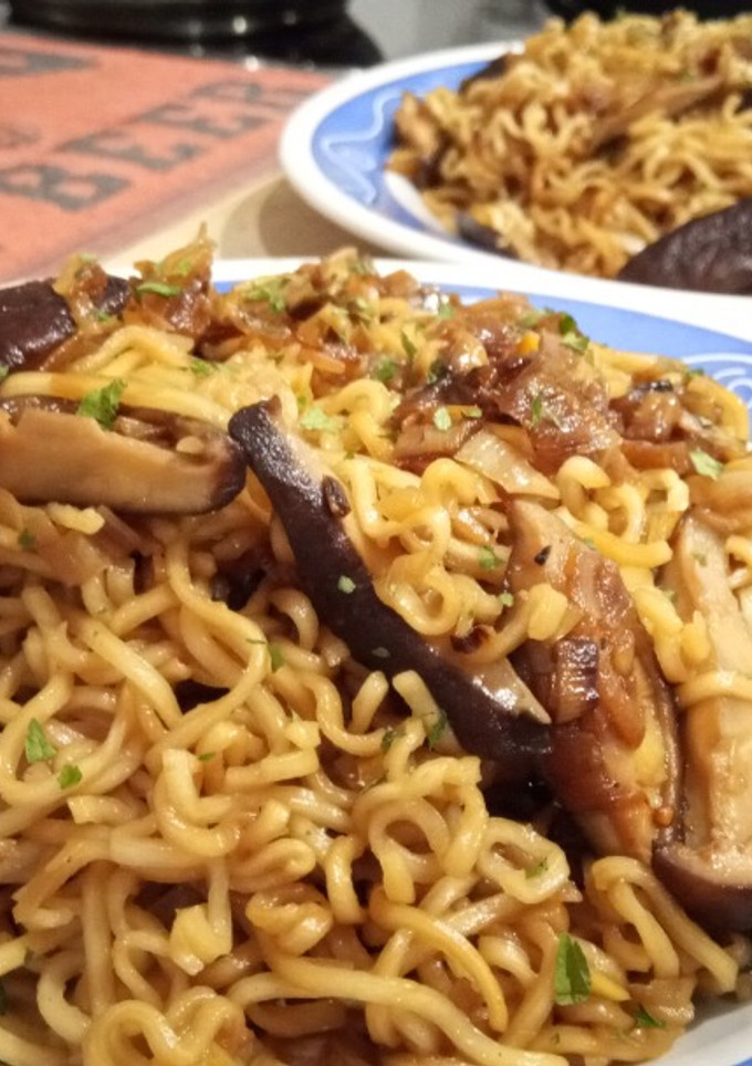 Una foto de Wok de noodles con setas shiitake a la mantequilla