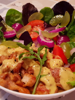 Una foto de Ensalada🥗🍗 de pollo con salsa de mostaza dulce 🍯