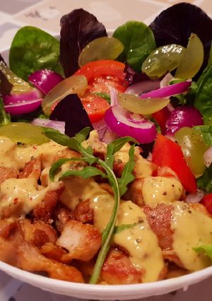 Foto principal de Ensalada🥗🍗 de pollo con salsa de mostaza dulce 🍯