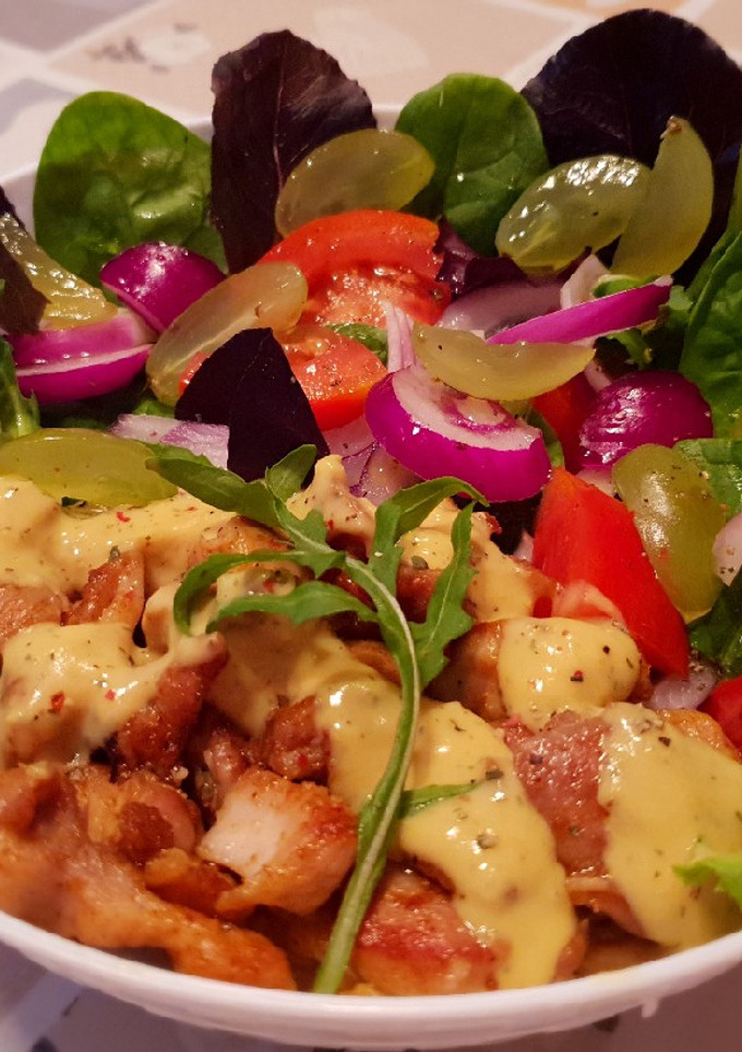 Una foto de Ensalada🥗🍗 de pollo con salsa de mostaza dulce 🍯