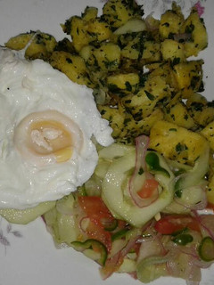 Una foto de Papas al perejil con huevo y ensalada de pepino