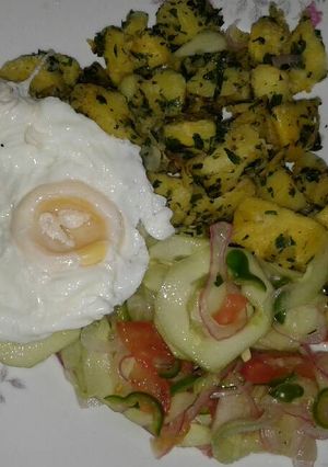 Foto principal de Papas al perejil con huevo y ensalada de pepino
