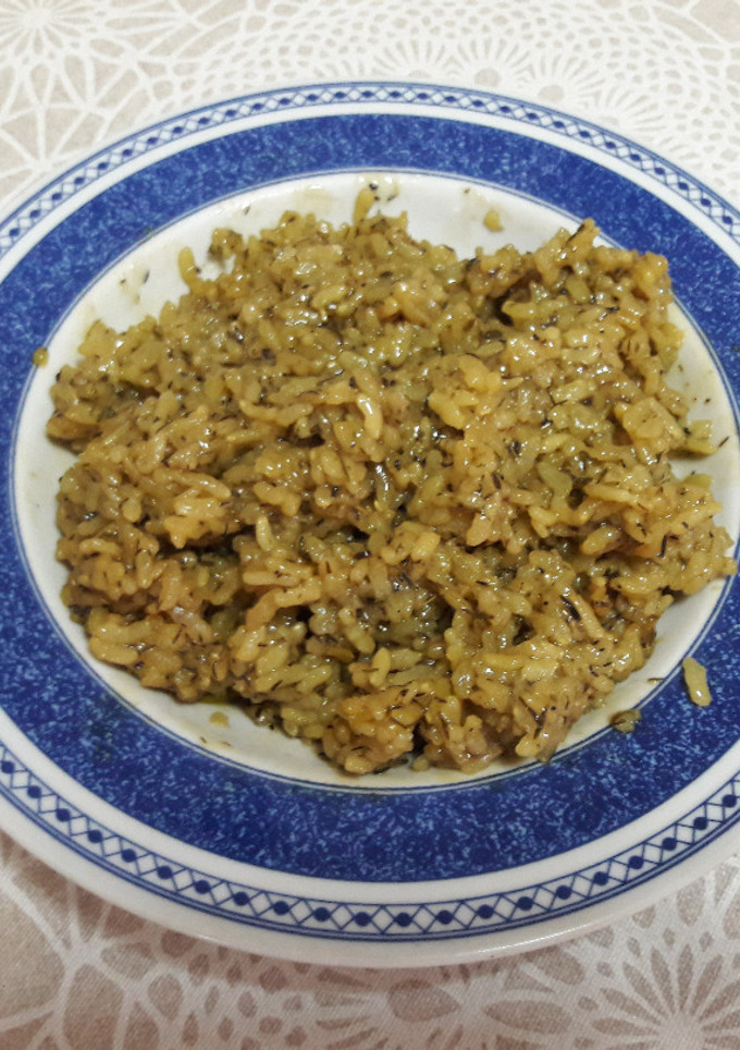 Una foto de Guarnición vegana de arroz con hojas de limonero🍚