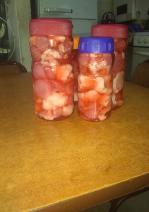 Una foto de Pikles de coliflor y rabanito
