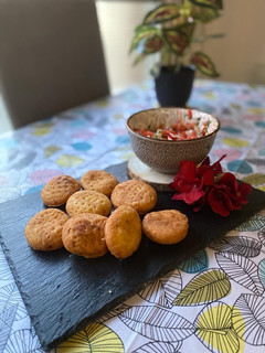 Una foto de Sopaipillas con pebre chileno