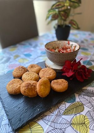 Una foto de Sopaipillas con pebre chileno