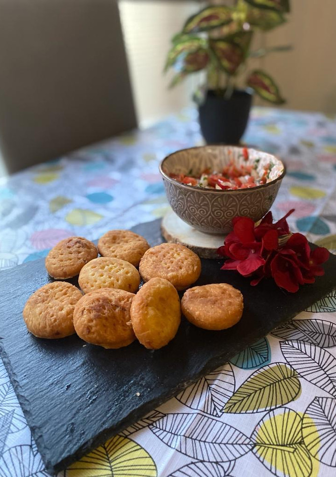Una foto de Sopaipillas con pebre chileno