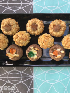 Una foto de Panellets de mazapán con piñones y otras variedades