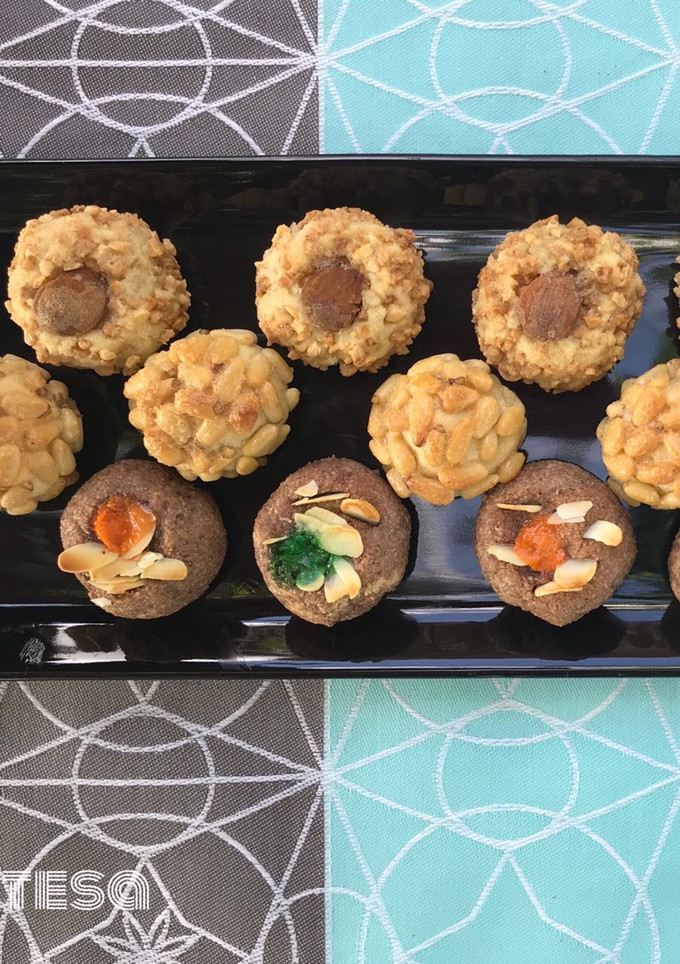 Una foto de Panellets de mazapán con piñones y otras variedades