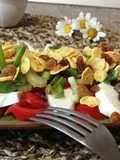 Ensalada de queso Burgos con corazón de buey y crispí de maíz