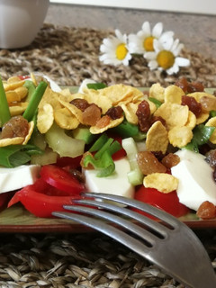 Una foto de Ensalada de queso Burgos con corazón de buey y crispí de maíz