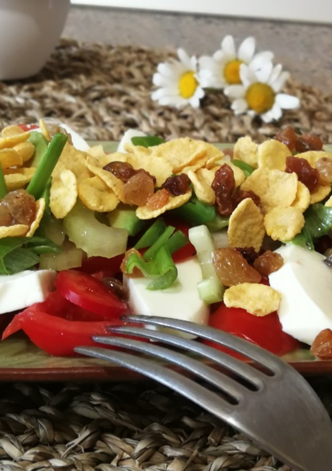 Una foto de Ensalada de queso Burgos con corazón de buey y crispí de maíz
