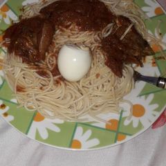 A picture of White spaghetti and stew with egg.