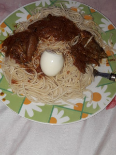 A picture of White spaghetti and stew with egg.