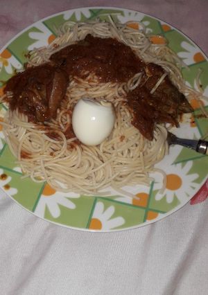 A picture of White spaghetti and stew with egg.