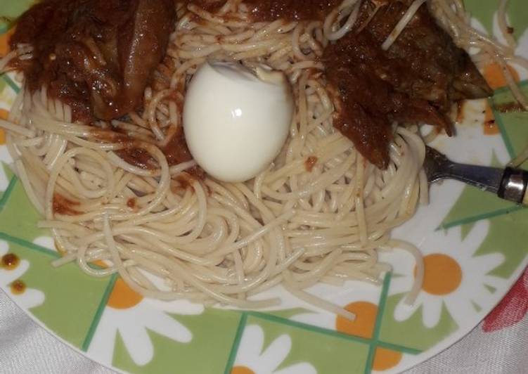 White spaghetti and stew with egg