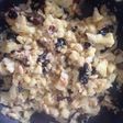 Coliflor con cebolla, ciruelas pasas, pasas y piñones
