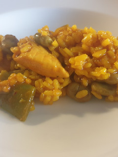 Una foto de Arroz con solomillo de pollo y habas a la soja