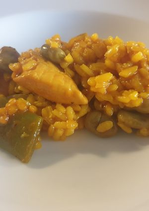 Una foto de Arroz con solomillo de pollo y habas a la soja
