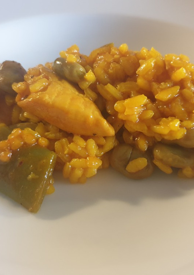 Una foto de Arroz con solomillo de pollo y habas a la soja