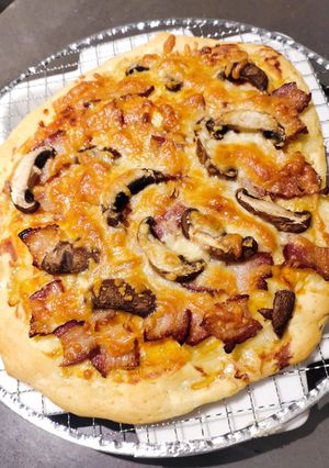 A picture of Bacon Pizza/Bread.